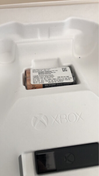 微软Xbox无线控制器磨砂黑+Win10适用的无线适配器无线版本的有连接线吗？