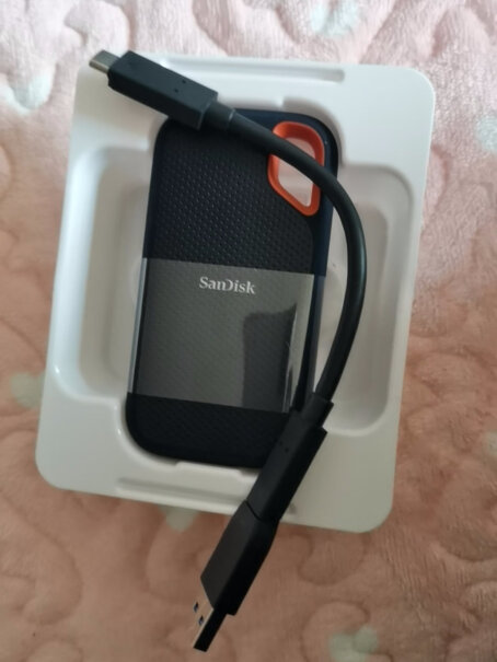 闪迪SanDisk1TBNvmePSSDE61传输速度1050MB请问一下，数据线的接头插在硬盘接口部位会晃，会歪吗？