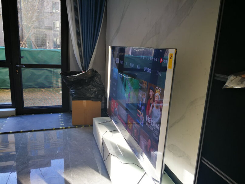海信电视75E5G75英寸4K超清声控智慧屏底座容易倒吗？