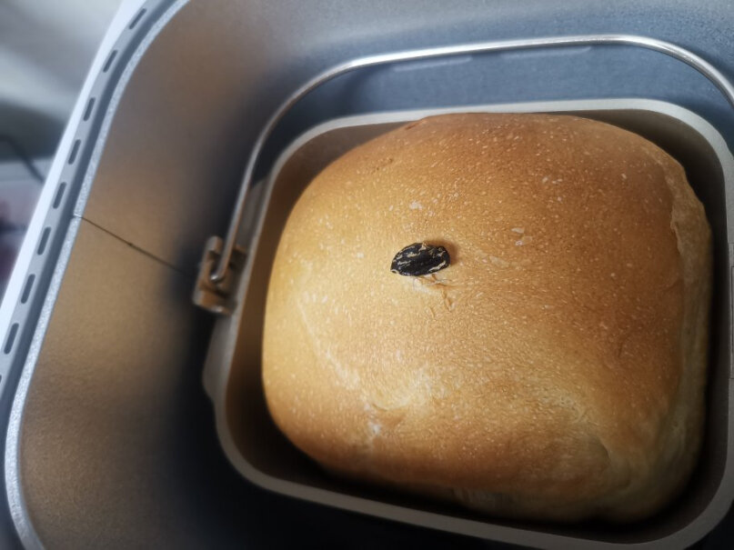 家用烤面包机和面机你们开盖后臭吗，里面内胆材质散发的味道？