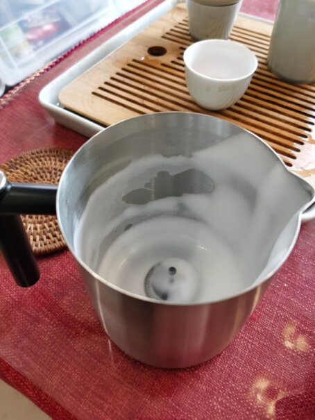 心想多功能奶泡机牛奶加热器朋友们杯底的搅拌头松吗，杯子倒置会掉下来吗？