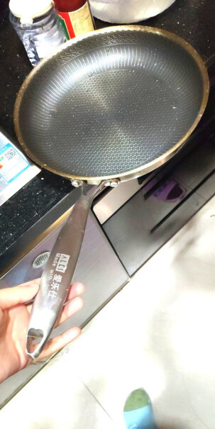 爱乐仕德国煎锅平底锅不粘锅锅里那层黑色的是什么？