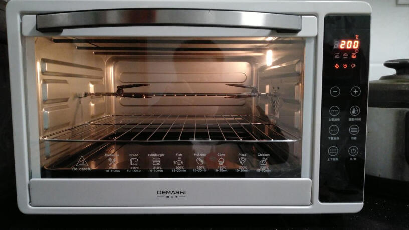 德玛仕电烤箱商用私房烘焙蛋糕披萨面包家用大烤箱有考过威风蛋糕的么？用这个烤箱温度是多少？