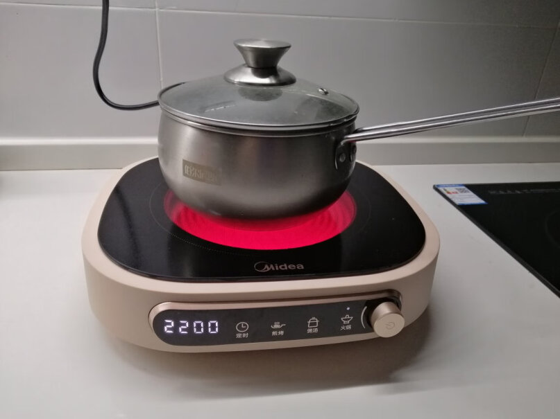 美的电磁炉电陶炉我的炒菜的时候一直会有震动的感觉，呜呜的～摸着锅把就能感觉到，你们有吗？