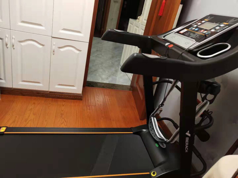 麦瑞克Merach跑步机家用静音走步折叠运动健身器材请问能像平板电脑上浏览器啥的吗？