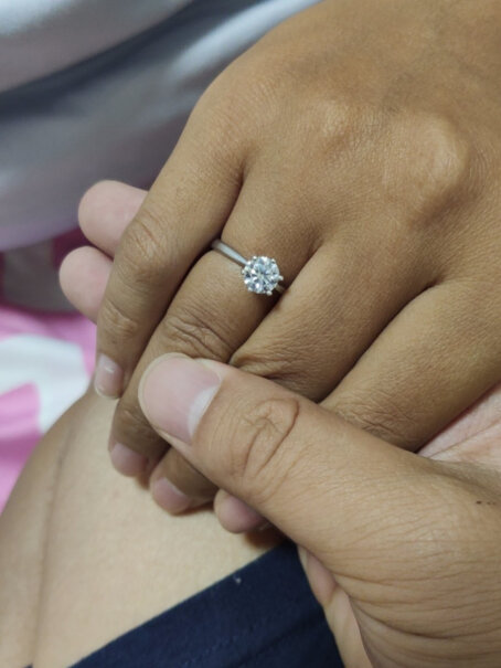 戒指T400莫桑石戒指女925银求婚结婚纪念日生日礼物3分钟告诉你到底有没有必要买！告诉你哪款性价比高？