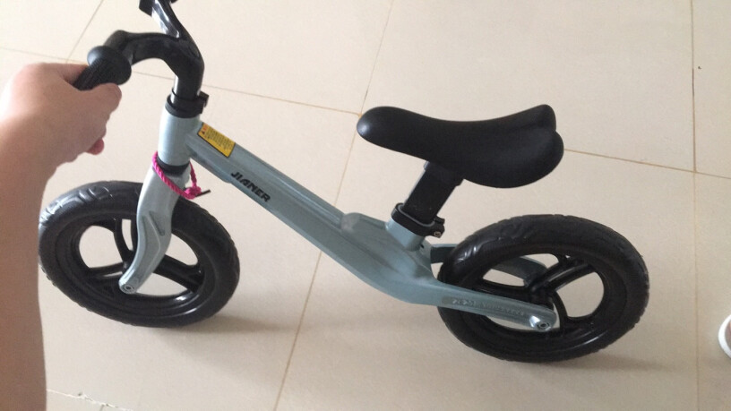健儿平衡车儿童滑步车无脚踏单车滑行车12寸经典黑车头是360度旋转的吗？
