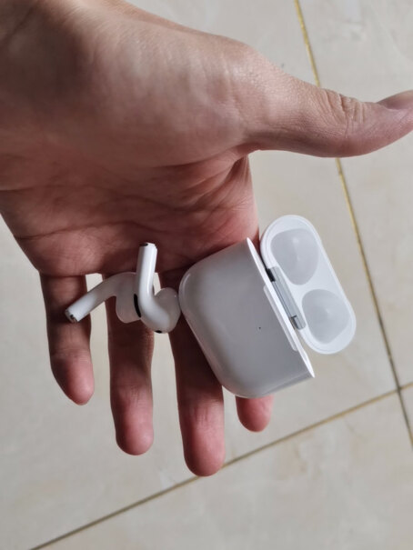 Air3苹果蓝牙耳机双耳无线降噪iphone13pro充电器线可以充这个蓝牙耳机吗？