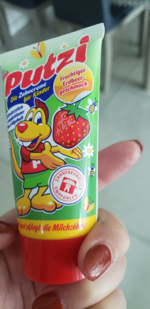 璞慈Putzi普奇儿童牙膏请问草莓味的牙膏里面是什么颜色的？