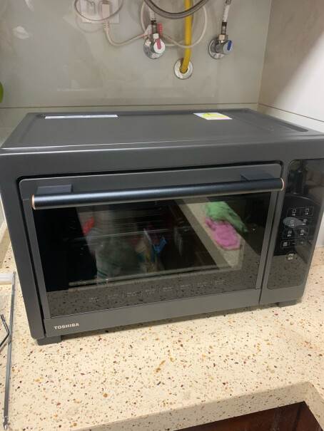 东芝电烤箱家用台式大容量双层温控烤箱使用的显示屏里有水汽起雾了，正常么？