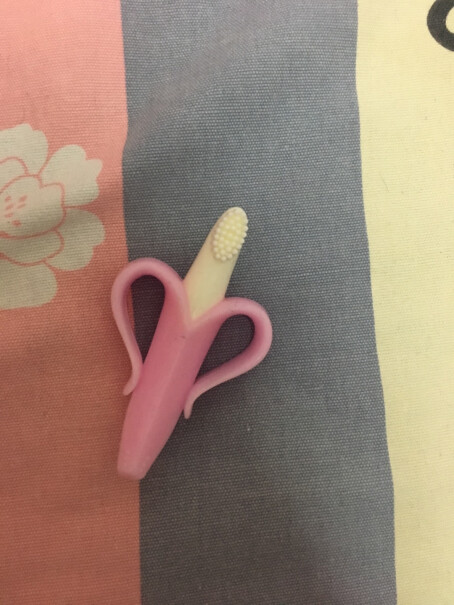 香蕉宝宝婴儿牙胶硅胶牙刷为什么这个材质粘毛，手机灯一照全是毛？