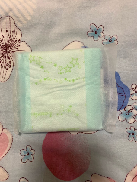 花王乐而雅超瞬吸纤巧日用护翼型卫生巾22.5cm卫生巾表面有很刺鼻的味道，真的可以用吗？