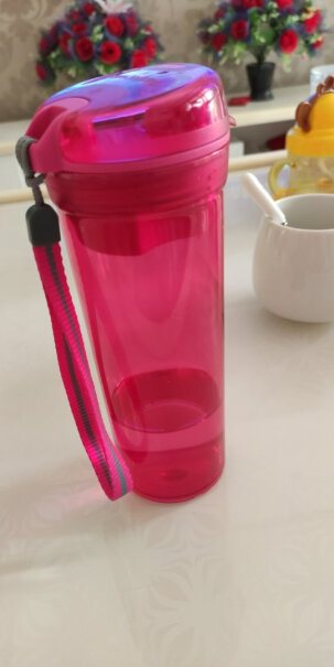 特百惠晶彩茶韵塑料杯随心运动密封防漏茶水分离水杯子带拎绳滤格大家买的杯子底部，或者盖子颜色均匀吗，有没有深色小点？