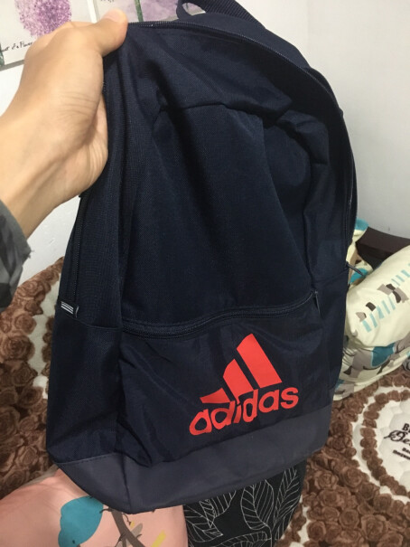 adidas阿迪达斯官网男女运动健身双肩背包DT2629靓仔靓女们，请问适合大学生背吗，15.6电脑放的下不？谢谢？