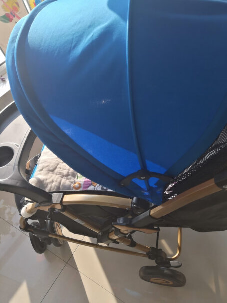 宝宝好婴儿推车可坐可躺双向折叠婴儿车夏季冬季通用亲 这款车有没有减震功能？