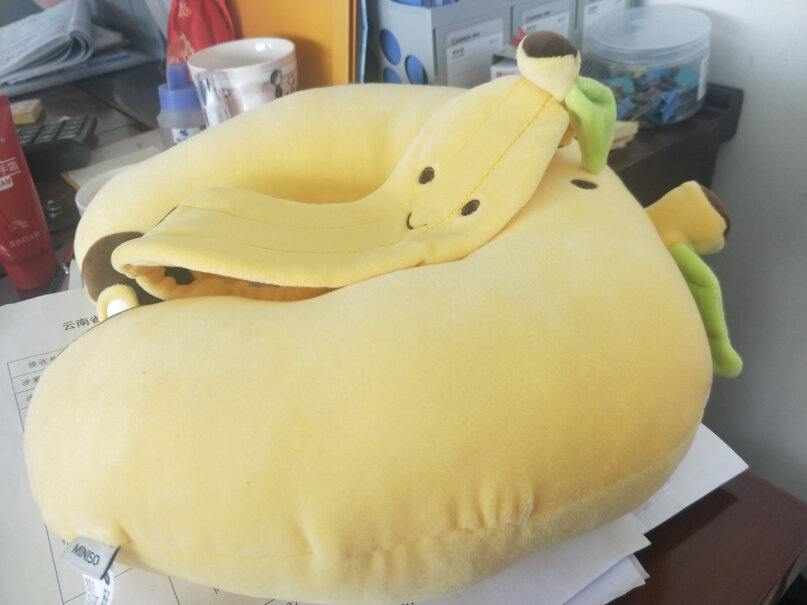 名创优品香蕉U型枕靠垫套装香蕉便携式可爱汽车飞机旅行枕有没有收纳袋？
