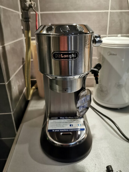 德龙半自动咖啡机家用商用办公室泵压式请问这款除垢程序怎么操作？我的咖啡机闪黄灯是不是要除垢了？