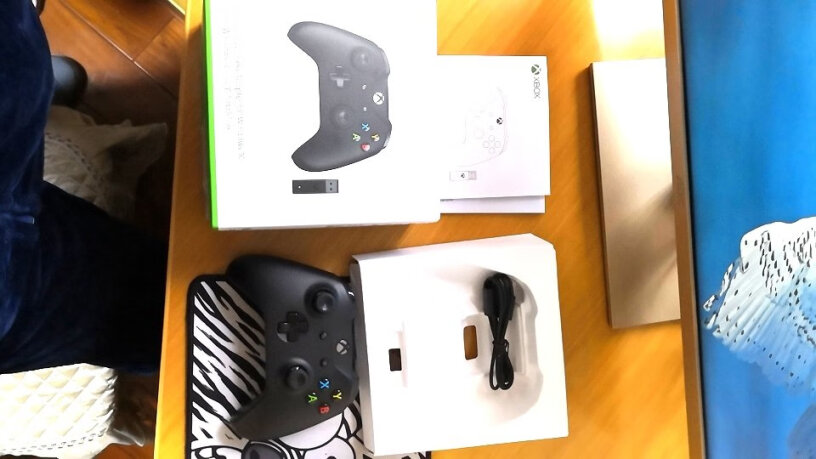 微软Xbox无线控制器磨砂黑+Win10适用的无线适配器这款手柄用蓝牙连接玩游戏手柄有震动吗？