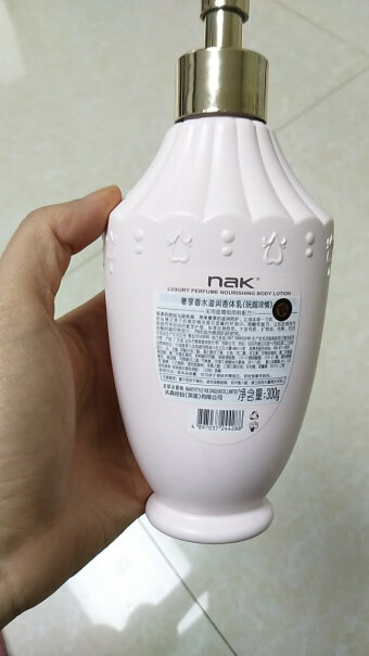 nak香水身体乳女士粉色和紫色哪个好闻一些？