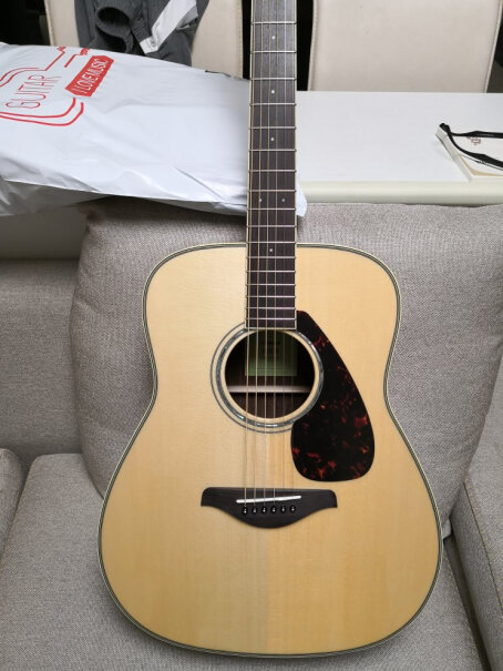 雅马哈FGX830CBL黑色民谣电箱吉他缺角这个琴送的包怎么样，厚吗？