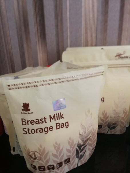 小白熊母乳储存袋为啥我买的拆开来好大一股味儿，只拆开外面的大袋子就能闻到，是假货吗？