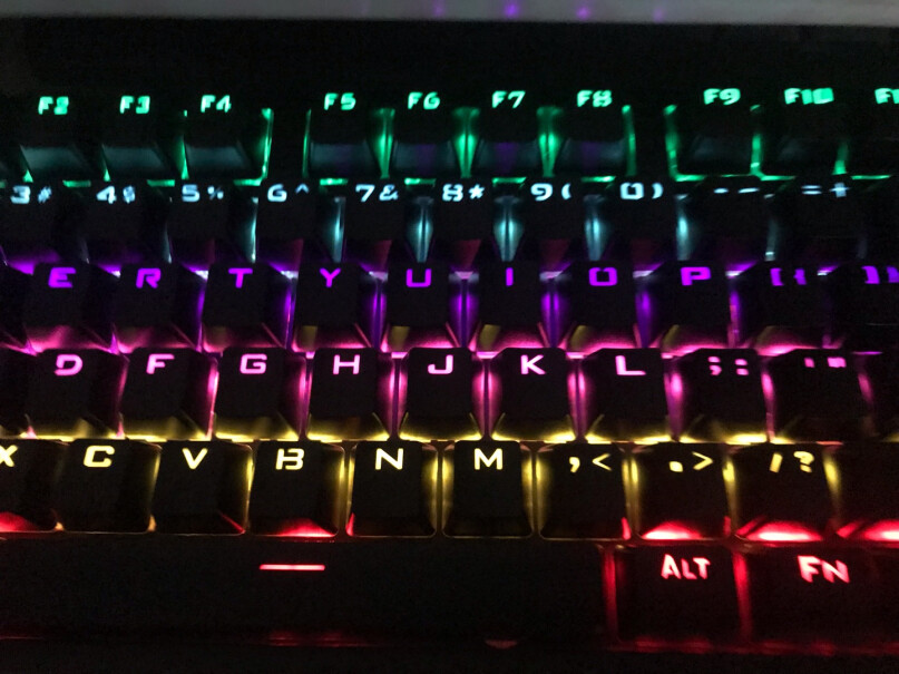 雷神有线游戏机械键盘红轴KG3089R幻彩版按键舒适度怎么样，会不会僵硬？