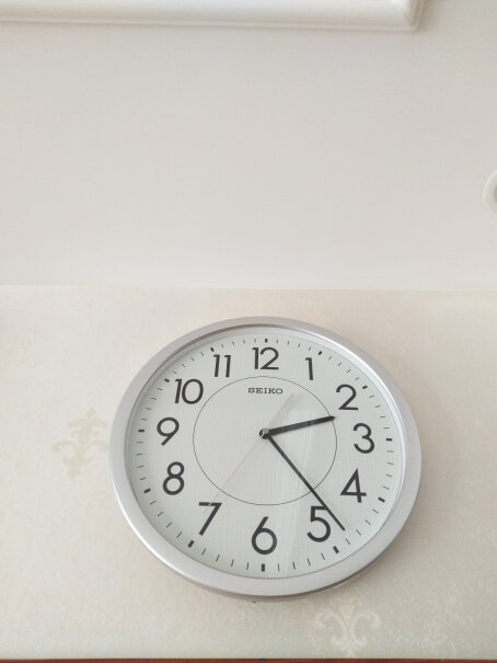 精工时尚创意欧式夜光静音客厅居家挂钟挂表有装钉配件的吗？