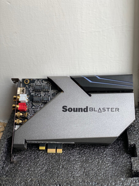 创新科技SoundBlasterAE-9专业游戏主播5.1这个AE-9能用同轴音频线接音箱吗？