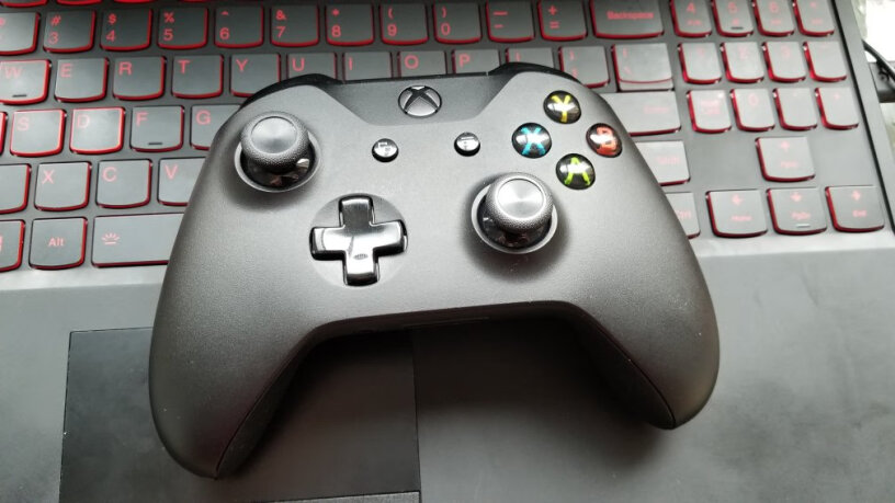 微软Xbox无线控制器磨砂黑+Win10适用的无线适配器大家的手柄A键会不会有些不灵敏？