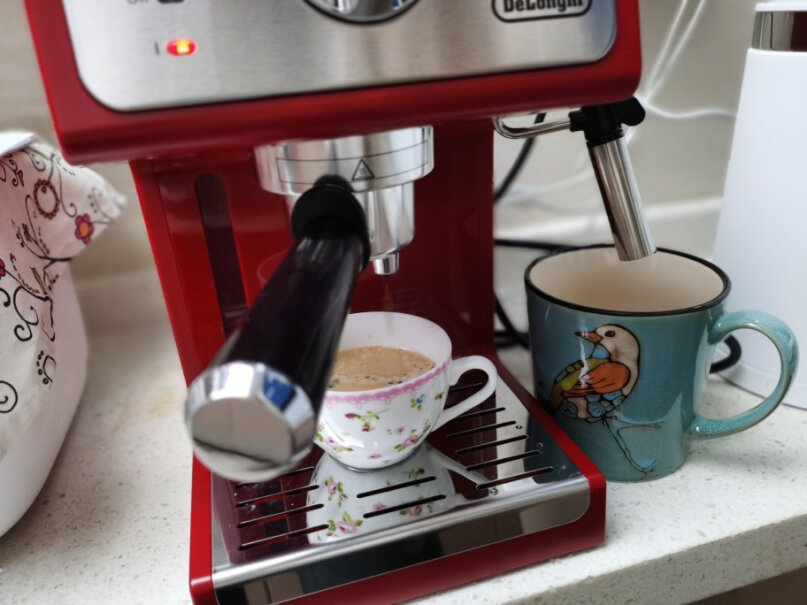 德龙咖啡机趣享系列半自动咖啡机这台机器怎么样？萃取出来的油脂细不细腻（好不好）？油脂会不会很快就散（没）了？打出来的奶泡细不细腻（好不好）？