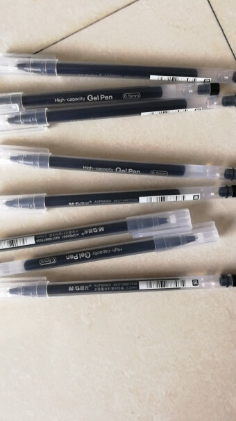 晨光M&G文具0.5mm黑色中性笔巨能写笔杆笔芯一体化签字笔笔心是0.5的吗？