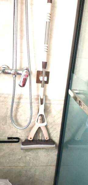 双庆吸盘拖把架浴室免打孔扫把架卫生间置物架壁挂拖把夹可以贴在玻璃上吗？