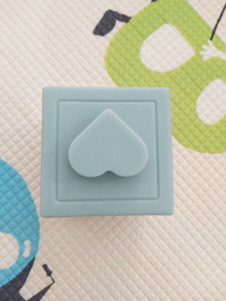 澳乐软胶积木6-12个月婴儿积木早教可入口牙胶儿童节礼盒有气味吗？