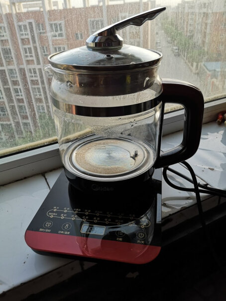 美的养生壶电水壶1.5L多功能烧水煮茶器里面那个那个装茶叶的怎么放进去要倒呢？
