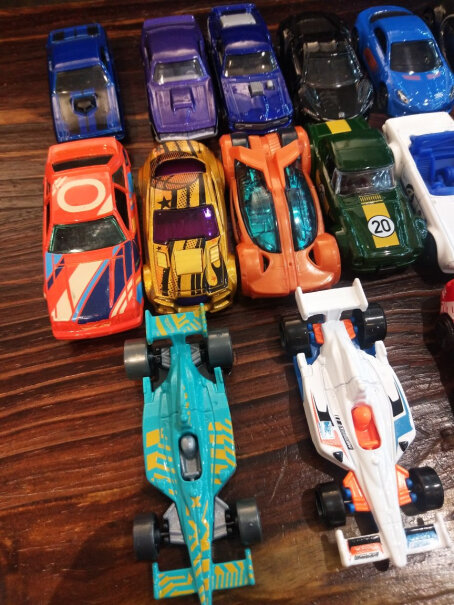 风火轮HOTWHEELS小车的尺寸？