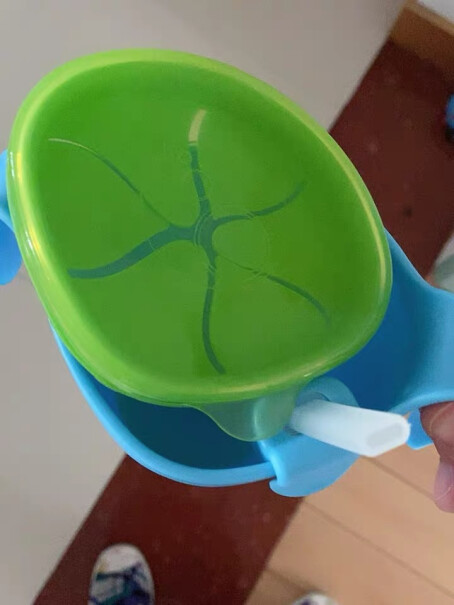 bbox吸管碗三合一辅食碗婴儿零食碗盒餐具套装蓝绿色是正品吗，味道大吗宝妈们？