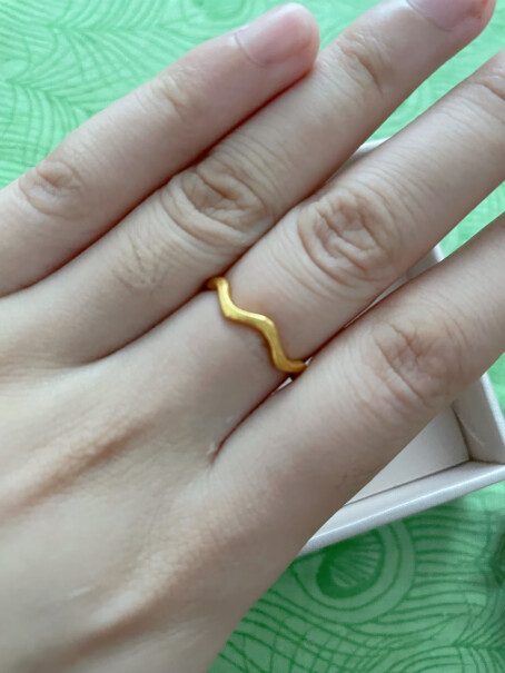 黄金戒指六福珠宝足金波纹曲线黄金戒指女款活口戒使用情况,到底要怎么选择？
