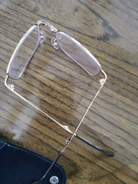 索柏老花镜舒款1105A200花镜老花眼镜便携配有眼镜盒吗？