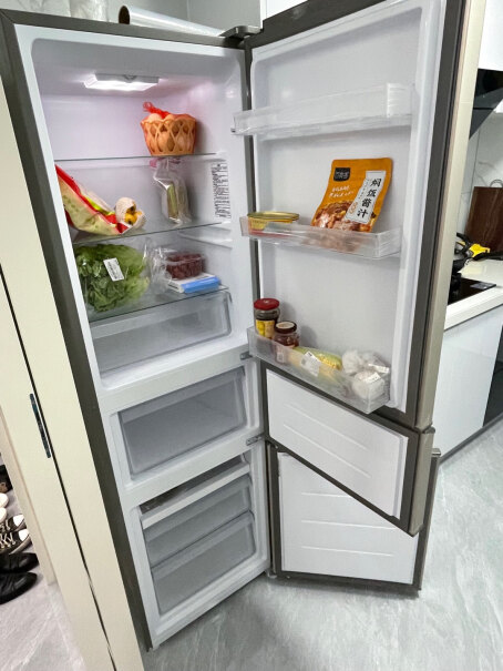 海尔216升直冷冰箱三门三温区多门小型迷你家用租房低音节能不占地中门软冷冻以旧换新BCD-216ST这款冰箱有闭门器吗？