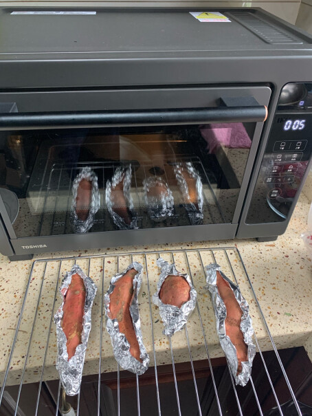 东芝电烤箱家用台式大容量双层温控烤箱使用的显示屏里有水汽起雾了，正常么？