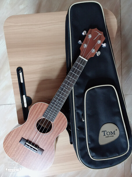 TOM尤克里里ukulele乌克丽丽沙比利入门小吉他23英寸尤克里里可以连蓝牙吗？