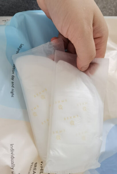 嫚熙防溢乳垫3D立体一次性超薄透气喂奶溢乳贴产后喂奶垫哺乳期隔奶垫防漏奶210片MX-6001-Z1这款防溢乳垫好用吗？有没有异味。看评论好多说有异味？