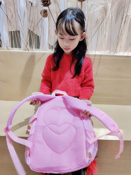 梦兰朵韩版小学生书包女1-6年级时尚女孩儿童书包小号浅粉色这个书包背着重不重？