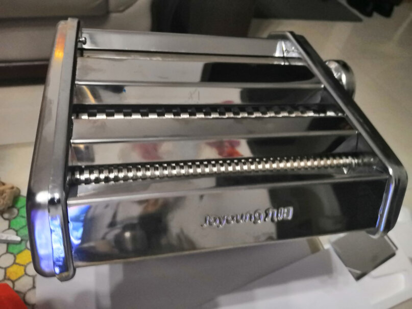 九阳面条机家用压面机小型多功能饺子皮机6档调节手动切面机是什么材质？