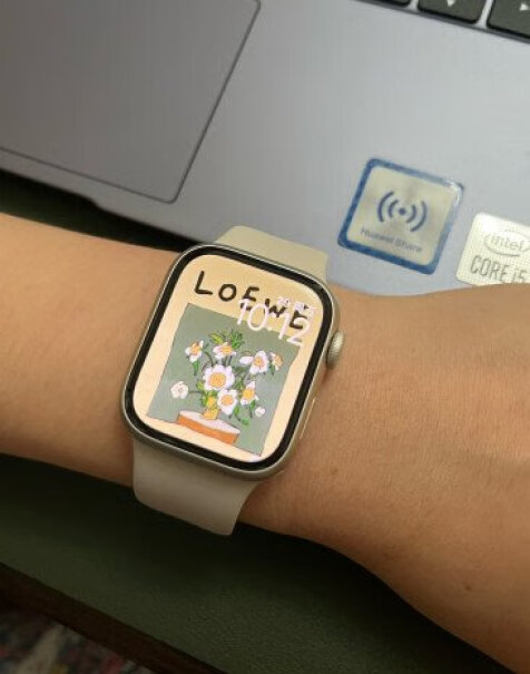 Apple Watch S9 智能手表GPS款星光色是23年出的吗？