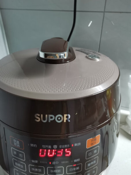 苏泊尔电压力锅6L锅盖是盖好后是松动的吗？