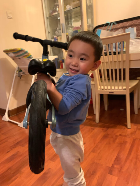 健儿平衡车儿童滑步车无脚踏单车滑行车12寸经典黑这款是充气轮胎吗，四岁骑着小吗？