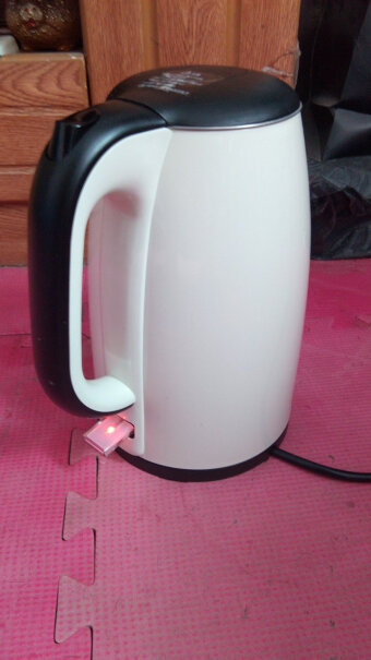 苏泊尔SUPOR电水壶烧水壶烧水有塑料味吗？