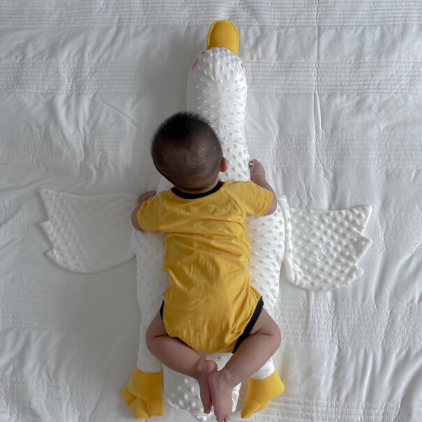 婧麒婴儿排气枕大白鹅安抚排气枕婴儿趴睡抱枕头排气枕A类标准好用吗，质量好不好？有没有异味啊？