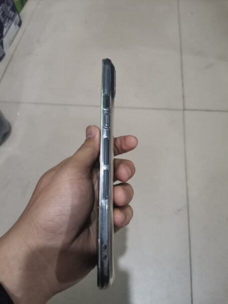 莜茉YOMO黑鲨游戏手机2钢化膜是全贴膜还是就贴黑边 贴黑边的话贴得稳吗？